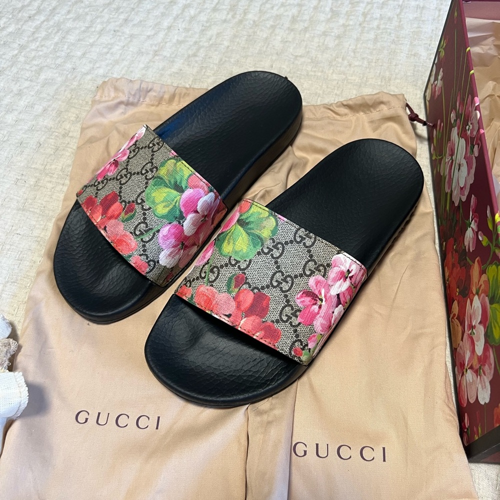 Gucci Women's Floral Slide Sandals - Black and Pink